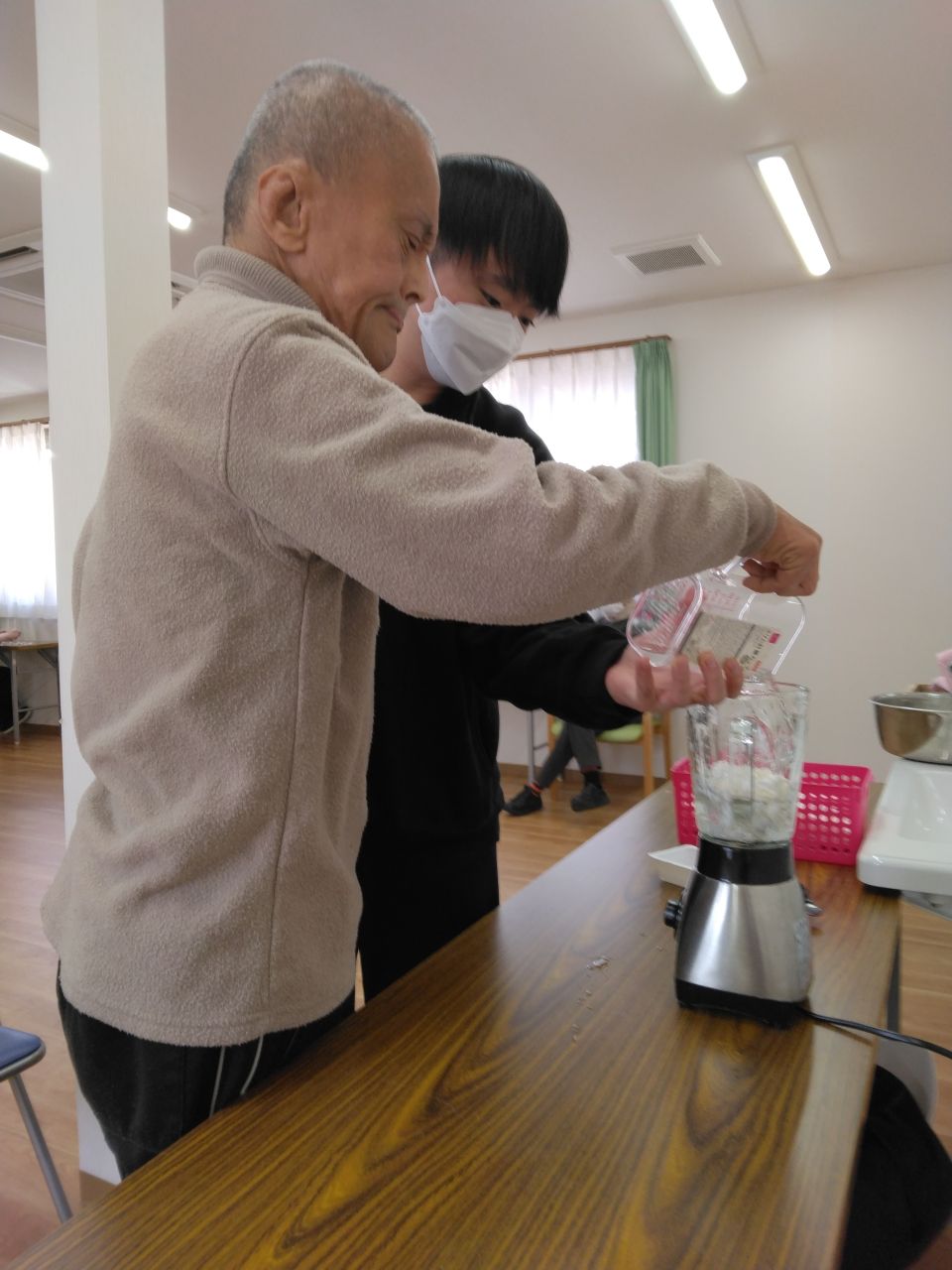 作業の様子(ミキサーがけ)